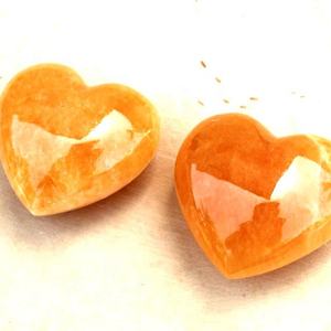 Sunshine Infused Orange Calcita Puffy Heart Healing Stone Pulido Suave para el amor alegre y el encanto del corazón de cristal de calidez emocional - Product Image 1
