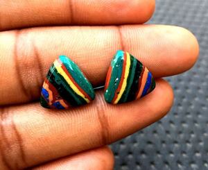 แหวนเพชรทรงสามเหลี่ยมทรงหลวมทำจากซิลิก้าคาโบชองแท้สีรุ้งธรรมชาติ - Product Image 2