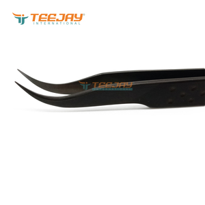 Pince à épiler TEEJAY la plus vendue, en acier inoxydable noir mat, courbée en J épaisse, avec prise lisse pour volume parfait des extensions de cils - Product Image 4