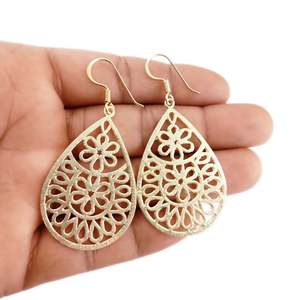 Boucles d'oreilles pendantes tendance en laiton brossé plaqué or avec breloque goutte d'eau ajourée fleurie pour fêtes, mariages et cadeaux - Product Image 1