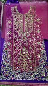 Rose foncé indien/pakistanais orné Dabka Zari travail en mousseline de soie a-ligne imprimé fleuri robe de mariée dentelle bouton décor col rond longue - Product Image 2