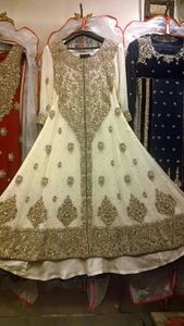 Robe longue indienne/pakistanaise 2022 lourde ornée à la main Dabka Zari travail dentelle paillettes et bouton taille pour les mariages - Product Image 2