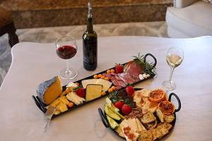 Plateau de service marron martelé en métal galvanisé au design élégant, parfait pour servir des plats alimentaires et des ustensiles de cuisine - Product Image 6