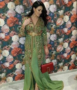 Superbe robe Khaftan marocaine à broderie lourde Belle couleur Élégant Design traditionnel Parfait pour la fête de mariage - Product Image 1