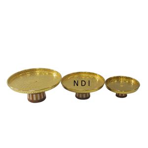 Juego de 3 platos para pastel de bodas con diseño grabado a mano, con soporte en acabado dorado para accesorios de vajilla de restaurante. - Product Image 1