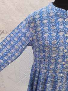 Robe chemise en tissu imprimé en coton en gros avec fermeture boutonnée et plissée cousue, robe décontractée pour femmes - Product Image 3