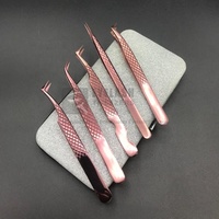 Pinzas para Extensión de Pestañas de Acero Inoxidable Japonés Sólido con Plasma de Oro Rosa, Probadas a Mano, con Agarre de Diamante y Punta de Fibra