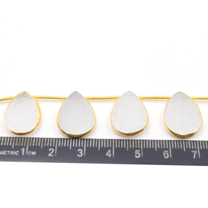 ลูกปัดดรูซี่สีขาวทรงลูกแพร์ ขอบเงินชุบทอง 18 ถึง 19 มม. ชุบด้านบน มีรูเจาะด้านบน 10 เม็ดต่อเส้น - Product Image 3