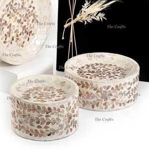 Juego de diferentes tamaños de tres soportes para pasteles, elevador de madera de forma redonda con trabajo de nácar a precio mayorista - Product Image 3