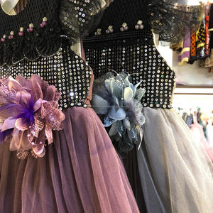 Vestido elegante para niña pequeña, bonito diseño, fruncido con borde plateado - Product Image 6