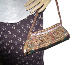 Pochette de soirée rectangulaire pour femme avec chaîne et rabat, design perlé tendance, capacité jusqu'à 1L - Product Image 4
