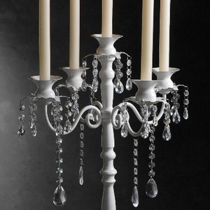 Candélabre en cristal avec prismes en forme de larme suspendus, base en métal blanc, cinq porte-bougies, décoration d'intérieur - Product Image 1