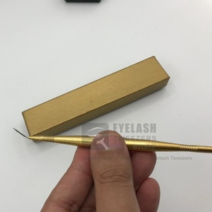 Pince à épiler en acier inoxydable avec logo personnalisé en gros Outil de greffage de levage enduit d'or avec pointe pointue et peigne - Product Image 3