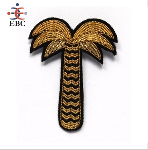 Écusson brodé à la main en fil d'or sur tissu sergé en feutre noir brodé à la main avec des techniques en relief - Product Image 6