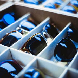 Estante de exhibición de gafas de sol pequeñas de acrílico blanco personalizado (16,5 cm X 8,4 cm X 32,2 cm) - Product Image 4