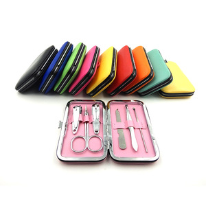 Set di 6 Pezzi per Manicure in Acciaio al Carbonio con Custodia in PU Nero/Rosso, <span class=keywords><strong>Kit</strong></span> <span class=keywords><strong>Professionale</strong></span> Portatile per <span class=keywords><strong>Unghie</strong></span> - Product Image 1