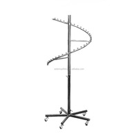 Porte-vêtements en spirale métallique avec base blanche et barre de suspension chromée pour support d'extensions capillaires écologique en magasin