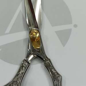 Tijeras de Peluquería Profesionales de Acero Inoxidable de Alta Calidad con Mango Elegante de 6 Pulgadas y Tornillo Dorado Ajustable para Uso en Salón - Product Image 5