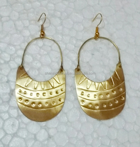 Pendientes de moda dorados de latón de alta calidad hechos a mano, tachuelas elegantes con acabado mate para fiesta, ropa de playa - Product Image 3