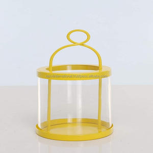 Linterna pequeña hecha a mano de metal amarillo para decoración del hogar para Pascua hecha de hierro - Product Image 1