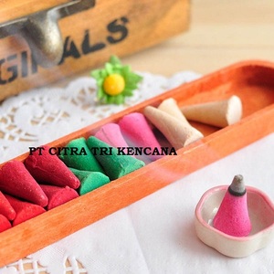 ธูปสีสันสดใสในเมืองเชียงใหม่ผลิตจากจิมกิท/ทาบู/กัม/มาโกะผงสีแดงวัตถุดิบสำหรับปักธูป - Product Image 1