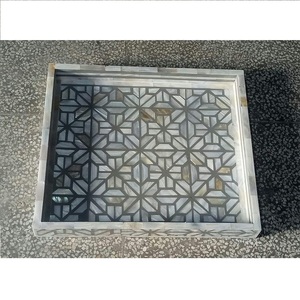 Plateau de service carré exclusif en nacre avec verre à liqueur gravé pour boissons pour hôtels - Product Image 1