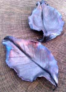 Plat de service en forme de feuille en acier inoxydable noir avec un design luxueux parfait pour le plateau décoratif et la vaisselle - Product Image 3