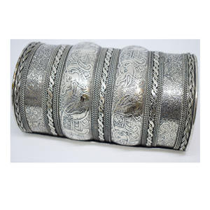 Vintage 1960 Diciembre Antiguo Artesano y Joyería Artesanal Tienda de Feria Hombres Pulseras de Alambre con textura y martillado para mujeres - Product Image 2