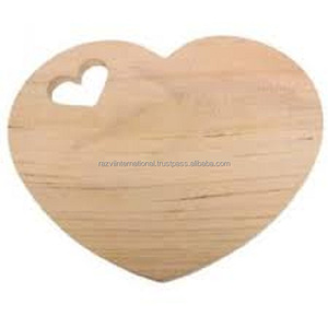 Planche à découper en bois en forme de cœur avec manche de couteau en acier inoxydable, compatible lave-vaisselle pour une préparation alimentaire facile - Product Image 1