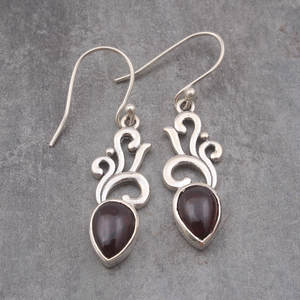 Magnifiques boucles d'oreilles pendantes en argent sterling 925 avec grenat rouge pour femmes, cadeau pour elle, fournisseur de bijoux faits à la main en gros - Product Image 1