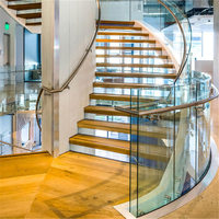 Escalier intérieur avec incurvé garde-corps en verre