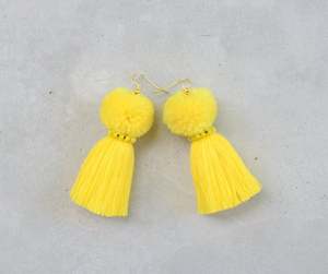   ต่างหูพู่ปอมปอมสีเหลืองแฮนด์เมด - Product Image 1