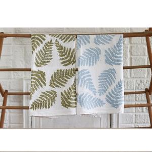 Serviette à mains imprimée florale en coton biologique 100% avec design de Noël à séchage rapide et certifiée GOTS - Product Image 3