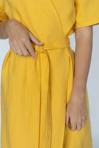 Robe en lin pour femmes, design traditionnel 2026, couleur jaune, col en V, imprimé normal, manches courtes et longueur genou - Product Image 2