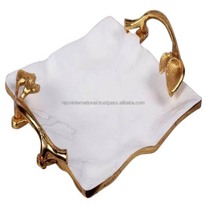 Plateau rectangulaire en bois fait main, durable, avec deux poignées dorées en métal, écologique, passe au lave-vaisselle, sans danger pour les aliments - Product Image 4