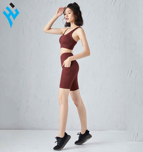 Ensemble de yoga 2 pièces pour femme, taille haute, couleur unie, soutien-gorge de sport en spandex à col rond, short respirant sans couture à bretelles croisées - Product Image 5