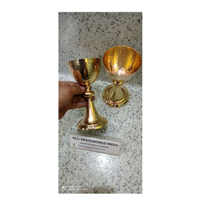 Cáliz de latón dorado con auténtico trabajo martillado, Brassworld, India - Product Image 1