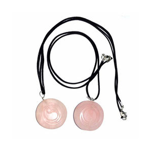 Cuarzo rosa en relieve Ying Yang Reiki colgantes pareja colgantes personalizado grabado piedra mascota tallada curación pulida - Product Image 1