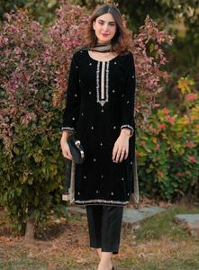 NEWLY---ELEGANT--EMBROIDERY AVEC CRISTAL VERRE PERLES, PIERRE, DABKA TRAVAIL SUR KAMEEZ, PANTALON et DUPATTA pour Parti-PORTER et DE MARIAGE @ 2022 - Product Image 2