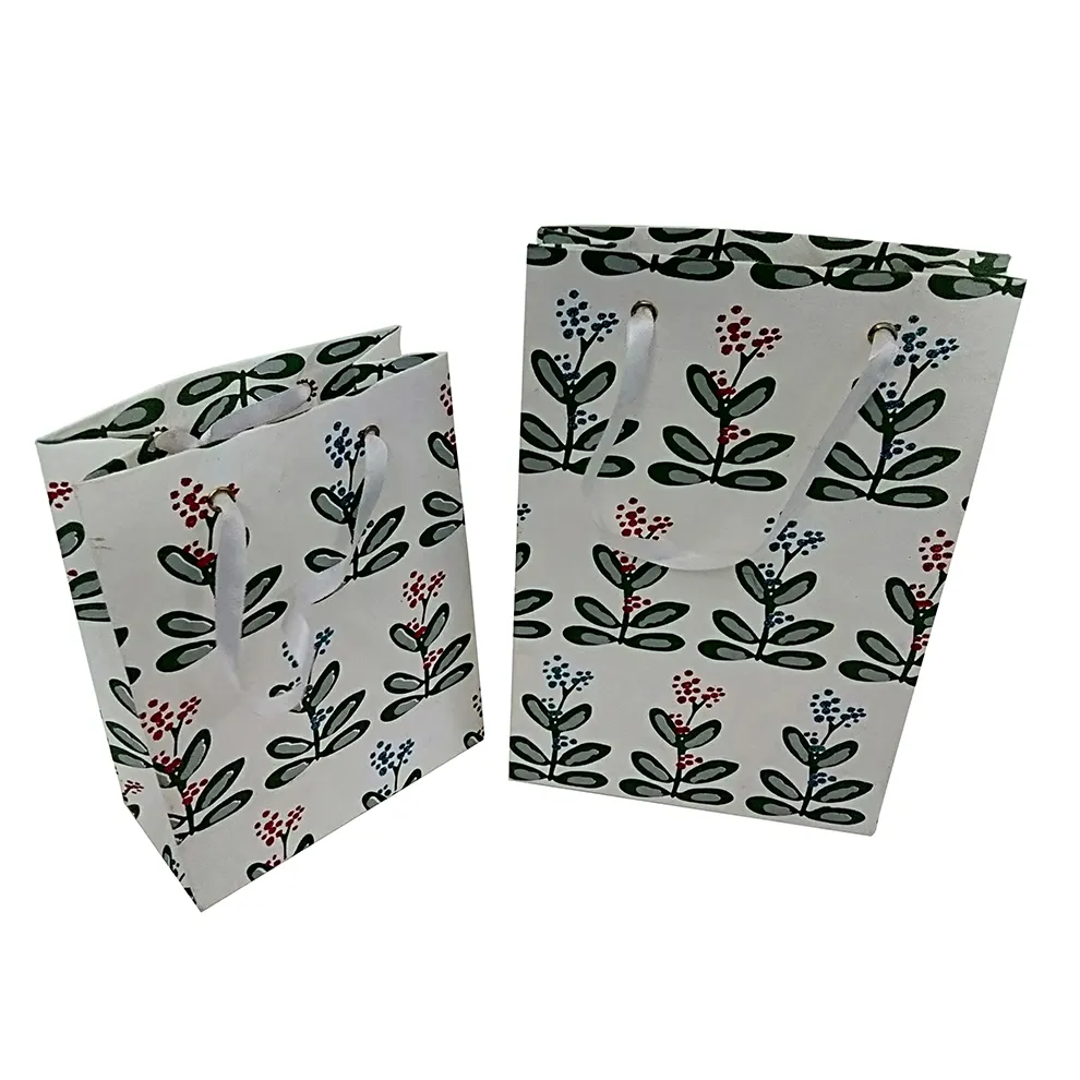 Custom Floral Print Kraft Paper Bag Twisted Handle Kraft Paper Bag for Shopping Designer Handcrafted Paper Carry Bag Wholesale