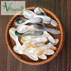 Cuillère en nacre de luxe à lèvres jaunes et noires de taille mini offrant une expérience luxueuse de profiter du caviar taille 6cm - Product Image 1