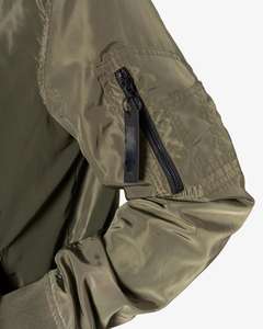 Blouson aviateur vert pour hommes léger avec col en V en satin brillant Nouveau design d'hiver avec fermeture à glissière Vente en gros sur mesure - Product Image 3