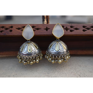 Pendientes de aro jhumka de latón con acabado dorado mate, hechos a mano, a la moda, para niñas y mujeres. - Product Image 4