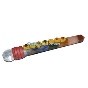 Pendentif baguette de guérison tibétaine en cristal de chakra avec pierres incrustées gravées, fait main, objet de collection d'art Feng Shui du Gujarat - Product Image 1