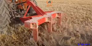 Tractor Massey Ferguson, arado con diseño de cincel - Product Image 3