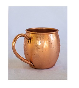 Tasse en cuivre antique noir martelé Moscow Mule avec pailles et sous-verre en bois pour la maison, le bar et le restaurant. - Product Image 5