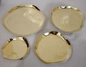 Ensemble de 4 plateaux ronds en laiton brillant polonais miroir fabriqués à la main décoratifs fantaisie Look Designer plateaux de service pour la cuisine - Product Image 3