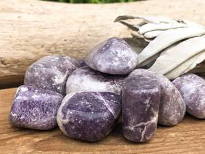 หินเลพิโดไลต์สีม่วงธรรมชาติขัดเงาแบบก้อนใหญ่ ของที่ระลึกสำหรับตกแต่งบ้านและใช้ในธุรกิจ - Product Image 5