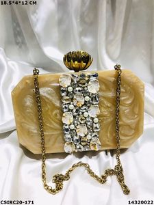 Bolso de mano nupcial artesanal de diseño para mujer, con patrón floral hecho a mano en resina, Craftstages International, hecho en India. - Product Image 3