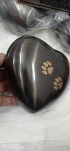 URNE DE CRÉMATION POUR ANIMAUX DE COMPAGNIE EN LAITON GRIS AVEC DEUX PATTES Fournitures funéraires de BRASSWORLD INDIA - Product Image 4